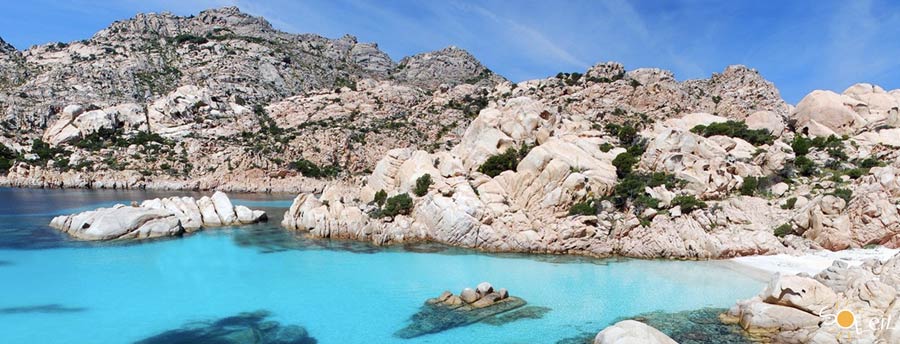 noleggia un catamarano o una barca a vela in Sardegna