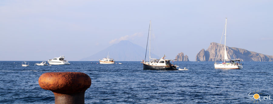 noleggia un catamarano o una barca a vela alle eolie sicilia